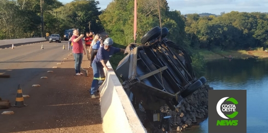 Reboque que caiu de ponte no Rio São Francisco Falso em Santa Helena é retirado com auxílio de guincho