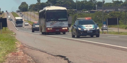 Receita Federal apreende dois ônibus com mercadorias ilegais na BR-277