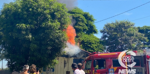 Residência é parcialmente consumida pelo fogo no bairro Itaipu, em Medianeira