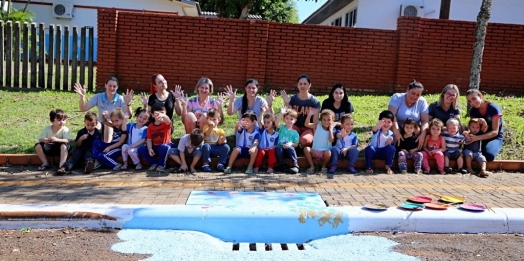 Secretarias de Educação e Meio Ambiente de Itaipulândia promovem a educação ambiental por meio da pintura de bueiros