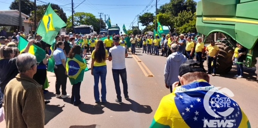 Segue grande o número de pessoas em mobilização na PR 488, em Santa Helena