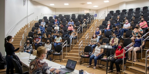 Serviços Gerais, Merendeiras e Diretores de CMEIS recebem capacitação da Divisão de Alimentação Escolar