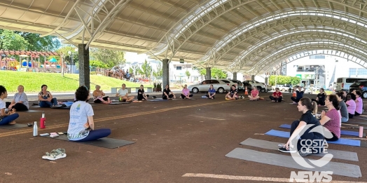 Sicredi promove aula de Yoga para mulheres em São Miguel do Iguaçu