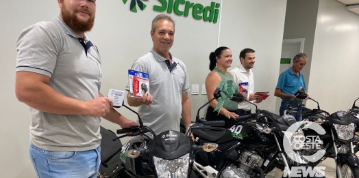 SICREDI Vanguarda entrega motocicletas para associados sorteados