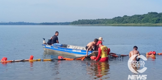 Tela de proteção contra ataques de piranhas é ajustada na Praia de Itaipulândia