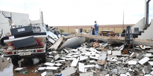 Temporal atinge Itaipulândia e causa destruição em imóveis e indústrias