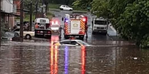 Temporal causa alagamentos e estragos em todas as regiões de Foz; veja imagens