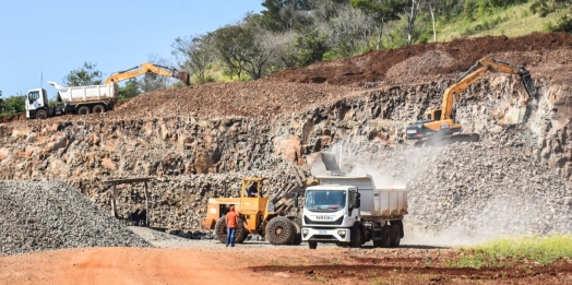 Trabalhos na Pedreira Municipal de São Miguel do Iguaçu  seguem em ritmo acelerado e pedras beneficiadas atendendo a comunidade