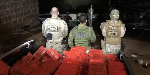 Traficantes tentam furar bloqueio no Rio Paraná e colidem barco carregado com meia tonelada maconha, em Guaíra