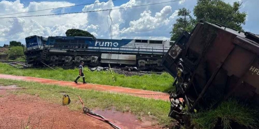 Trem colide com caminhão, descarrila e atinge residência em Rolândia