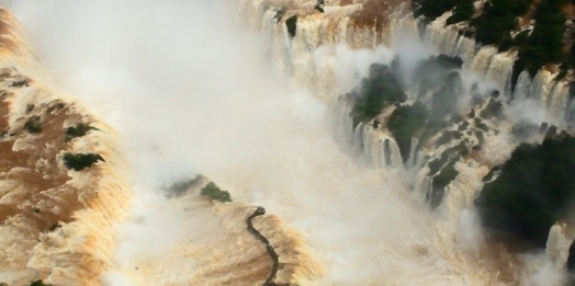 Turista cai nas Cataratas do Iguaçu no lado argentino e desaparece