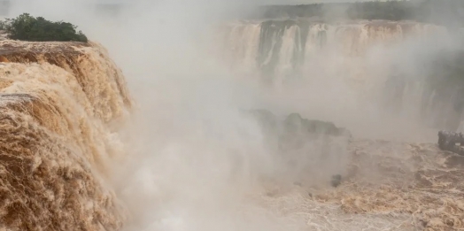 Vazão das Cataratas do Iguaçu sobe 5 vezes e atinge 7 milhões de litros por segundo