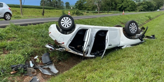 Veículo capota após tentativa de assalto na BR 277 entre São Miguel do Iguaçu e Medianeira