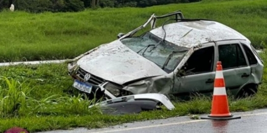 Veículo com placas de São Miguel do Iguaçu sai da pista e capota na BR 277