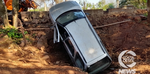 Veículo é abandonado ao cair de ponte no interior de Santa Helena