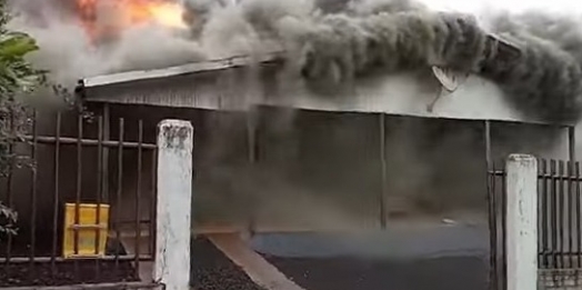 Vídeo: Incêndio destrói casa em São Miguel do Iguaçu