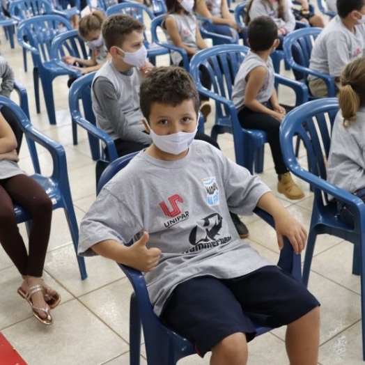 70 crianças guairenses são contempladas com o projeto Nadando Paraná