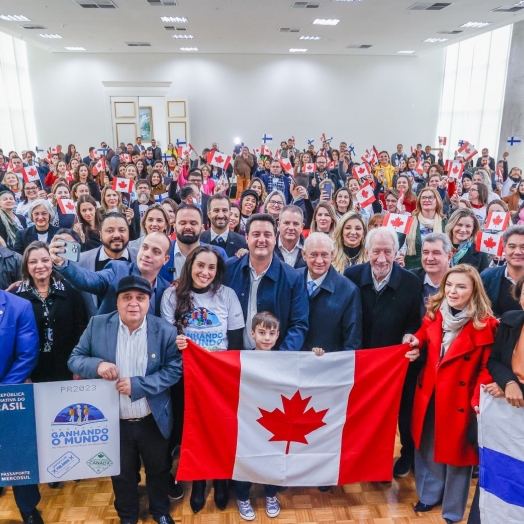 99 professores do Paraná vão embarcar em outubro para cursos no Canadá e Finlândia