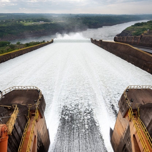 Abertura de vertedouro leva mais de duas mil pessoas para Itaipu na manhã deste sábado, 14