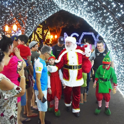 Abertura do ‘Natal Despertando Sonhos 2023’ encanta a comunidade com a chegada do Papai Noel