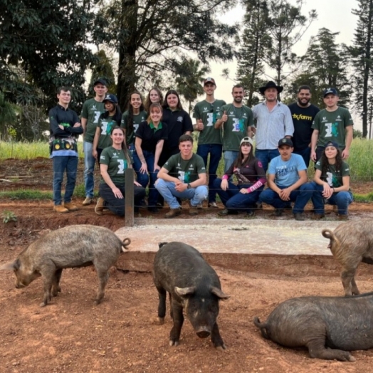 Acadêmicos de Zootecnia visitam a Fazenda Taquari, produtora da raça Porco Moura no Paraná