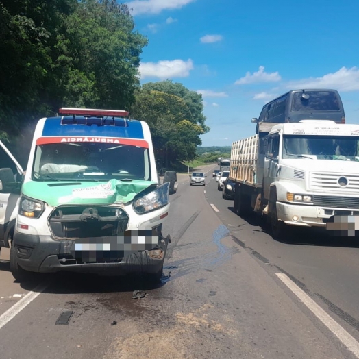 Acidente com ambulância na BR-277 deixa motorista ferido