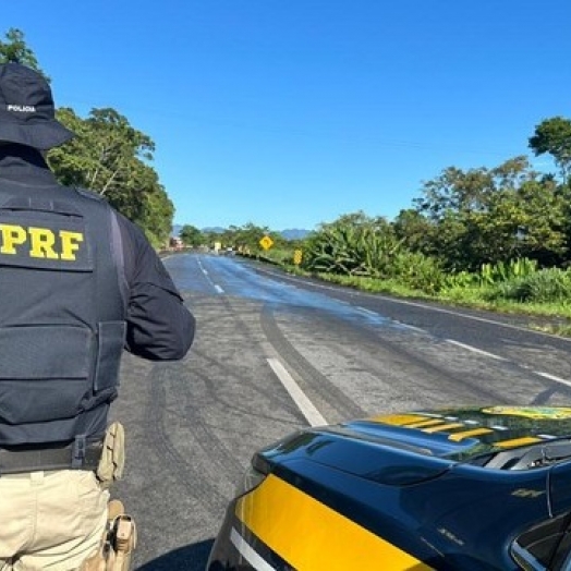 Acidente com caminhão carregado de óleo vegetal interdita totalmente a BR-277, afirma PRF