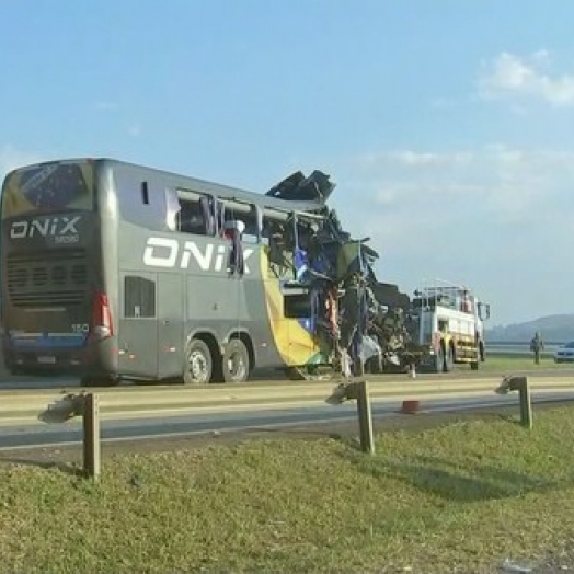 Acidente com ônibus fretado mata 10 passageiros no interior de SP