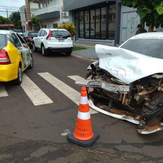 Acidente de trânsito causa susto e danos no centro de Medianeira