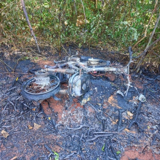 Acidente deixa jovem ferida e motocicleta pega fogo na PR 317 em Santa Helena