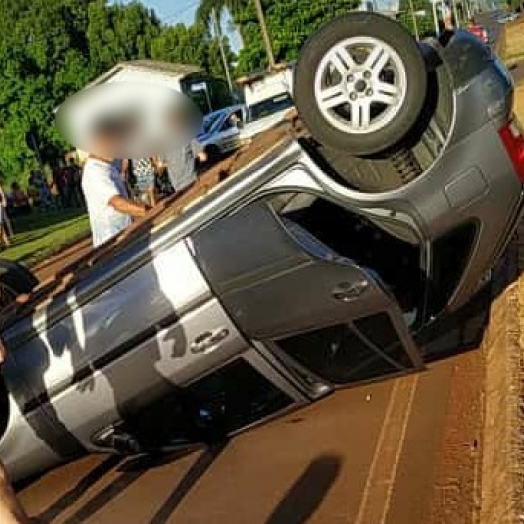 Veículo para com as rodas para cima após acidente em distrito de Santa Helena