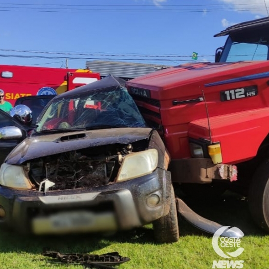 Acidente envolvendo carreta e caminhonete é registrada na BR-277 em São Miguel do Iguaçu