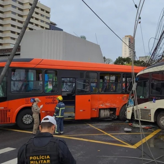 Acidente entre dois ônibus do transporte coletivo deixa mais de 40 feridos em Curitiba