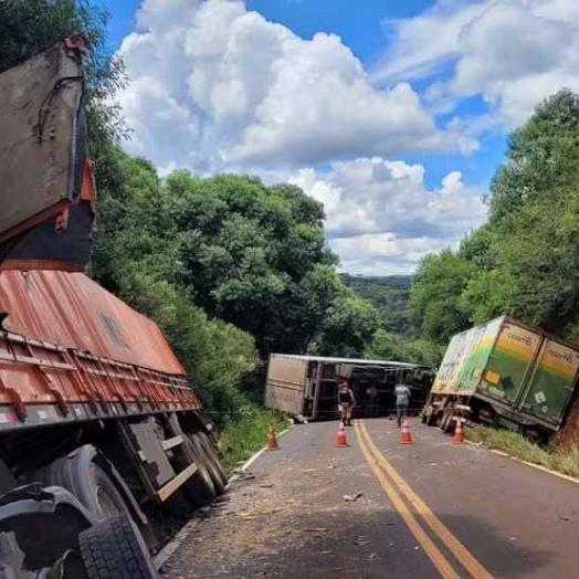 Acidente entre três caminhões e um carro deixa um ferido e interdita PR-364, em Guarapuava