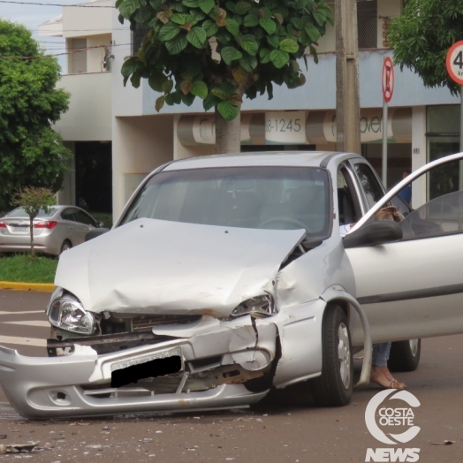 Acidente envolve dois veículos no centro de Santa Helena