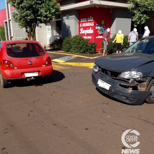 Acidente envolve Gol e Fiesta próximo a praça do Colono em Santa Helena