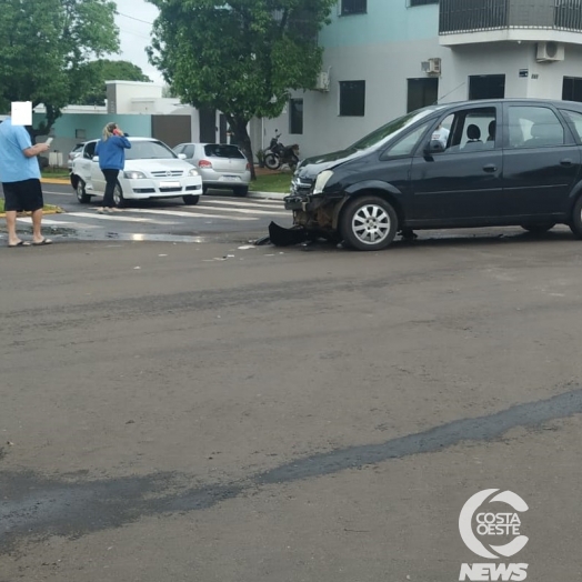 Acidente envolve veículos em cruzamento de avenidas em Santa Helena