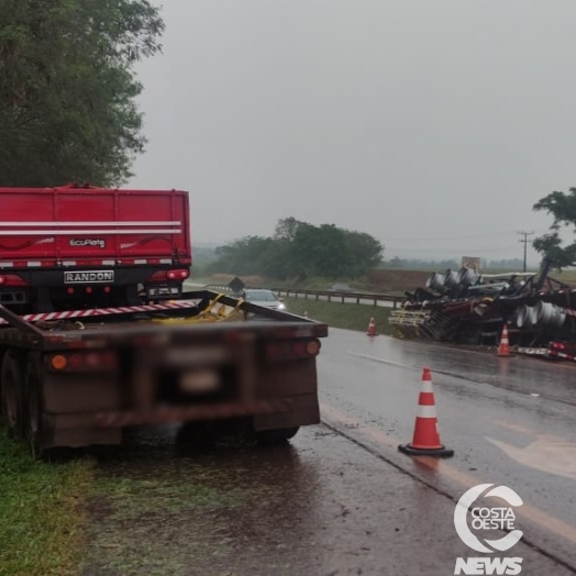 Acidente envolvendo carreta é registrado na BR-277 em São Miguel do Iguaçu