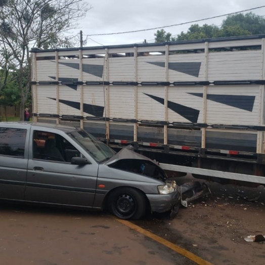 Acidente envolve carro e caminhão em Sub-Sede, distrito de Santa Helena