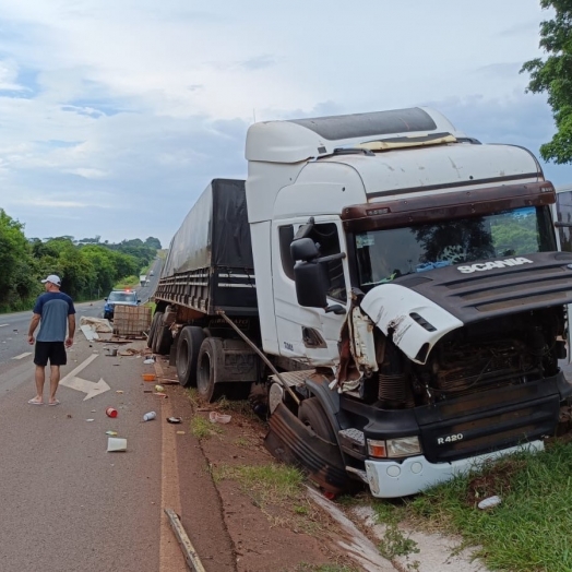 Acidente na BR-277: Carreta paraguaia atinge caminhão de reciclagem