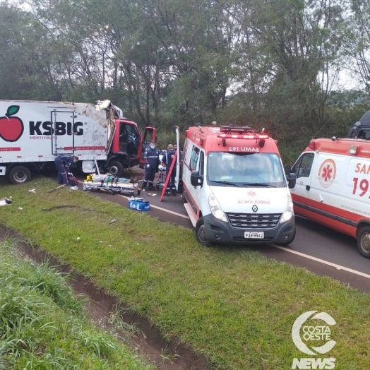 Acidente na BR277 envolve Caminhão Furgão e Camionete S-10. Veículos ficaram destruídos