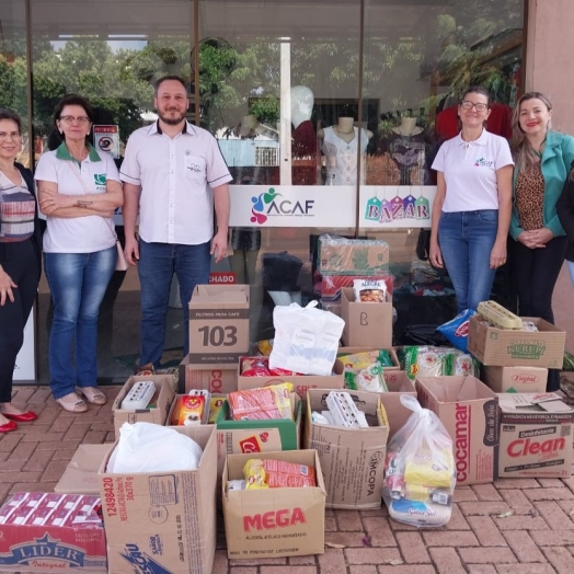 ACISMI entrega quase meia tonelada de alimentos comprados com dinheiro arrecadado no Interfirmas para a ACAF