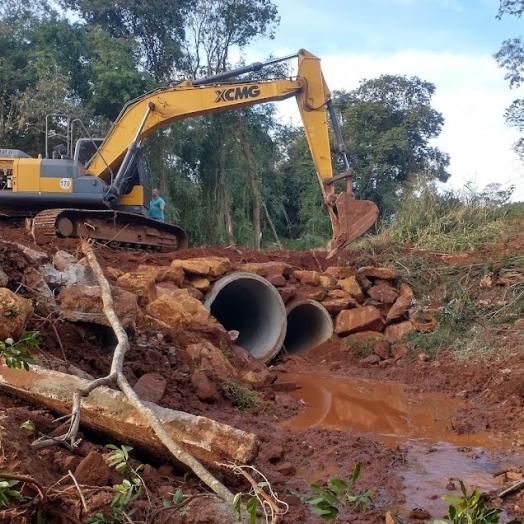 Administração Municipal de Missal está recuperando ponte danificada na Linha Jacutinga