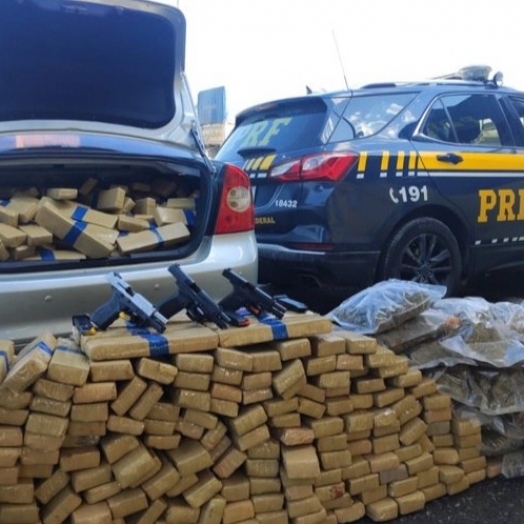 Adolescente de 16 anos cruza o Paraná de carro com quase meia tonelada de maconha e 3 pistolas