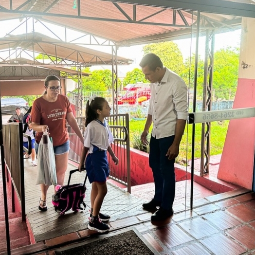 Alunos da rede municipal de ensino voltaram às aulas nesta segunda-feira