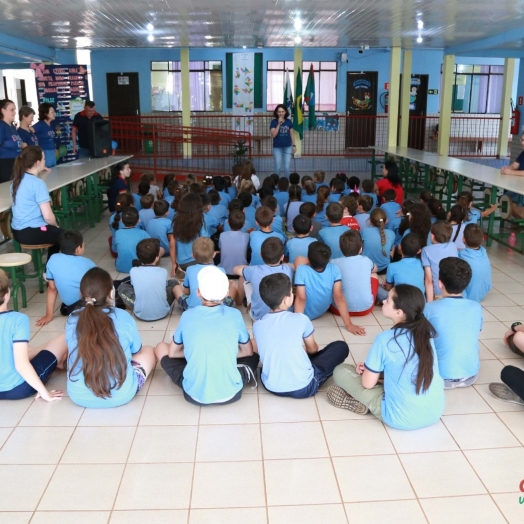 Alunos das Escolas de Jacutinga, Portão Ocoí e Vista Alegre recebem homenagens pelo dia das Crianças