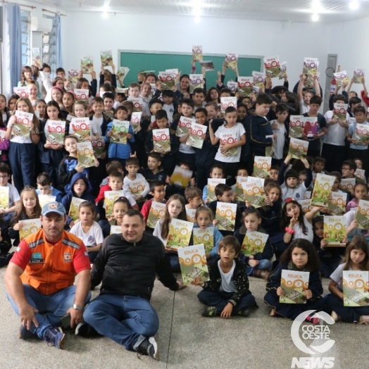 Alunos de Santa Helena participam de palestra e recebem livros do projeto Educa