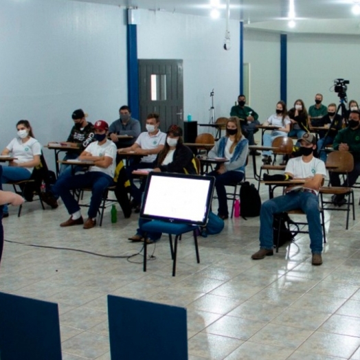 Alunos do Colégio Agrícola de Foz realizam curso de extensão com professoras do curso de Agronomia da UNIGUAÇU