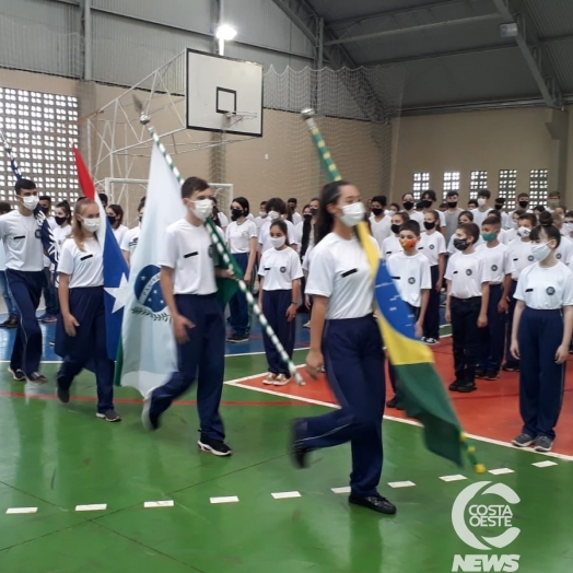 Alunos do Colégio Cívico-Militar Tancredo Neves recebem uniformes