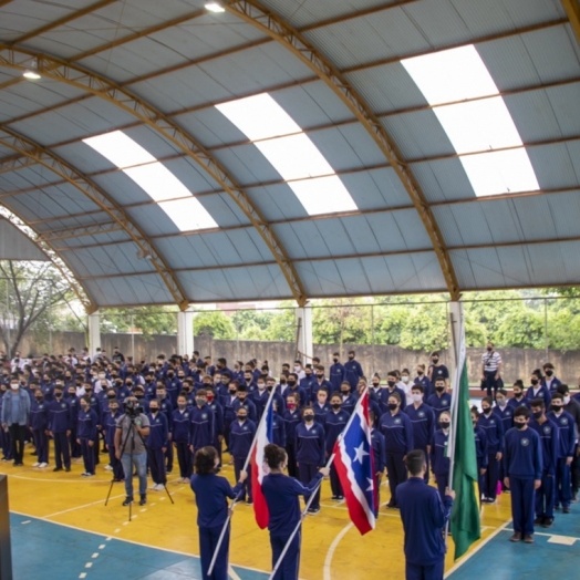 Alunos dos Colégios Cívico-Militares de Medianeira recebem uniformes